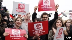 Члены французского Движения молодых социалистов на предвыборном митинге в Париже