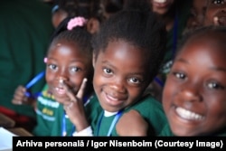 Din cauza sărăciei, fetele din Zambia au acces limitat la studii, motiv pentru care voluntarii le plătesc școala.