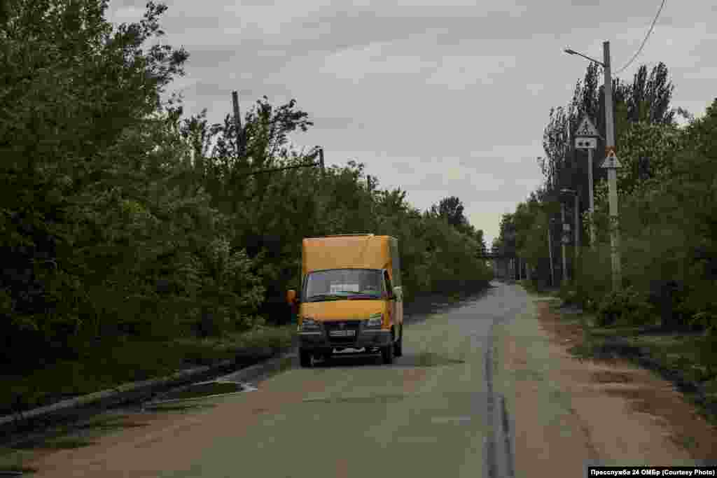 Transportul public mai funcționează: microbuze de tip „Gazelle”, deși vechi, fac curse regulate spre Drujkivka și Kramatorsk.