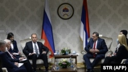 Lavrov i Dodik tokom susreta u Istočnom Sarajevu, na kojem je ruski šef diplomatije dobio na poklon ikonu