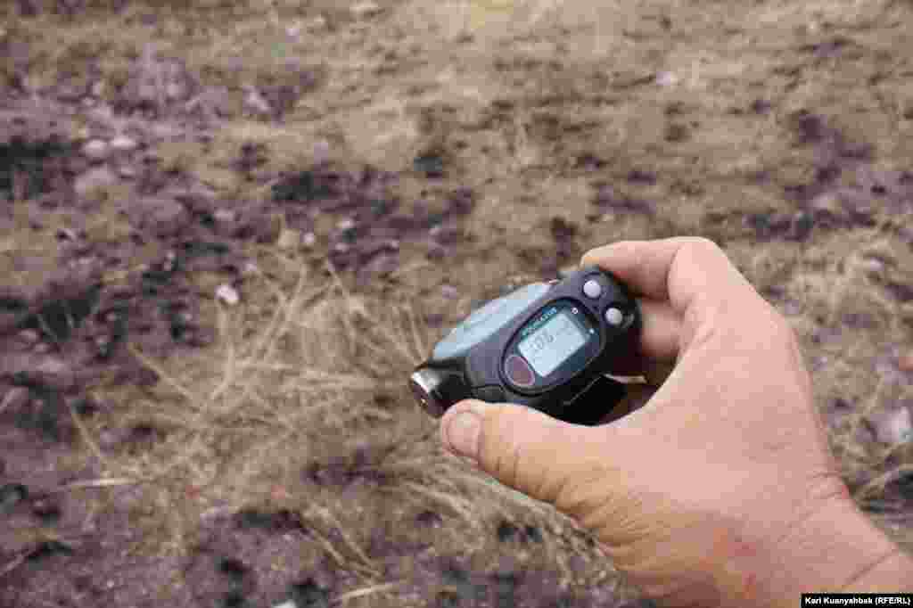 "Атылған көлдің" батыс жақ жиегіндегі ойпаңдау тұста радиация мөлшерден тым көп екені байқалды. Дозиметр құрылғысы мұндайда ерекше сигнал береді.&nbsp;