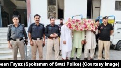 د سوات پولیس له نیولو شویو ملزمانو سره د خبریالانو په وړاندې ولاړ دي - انځور جون ۱۳، کال ۲۰۲۵ز