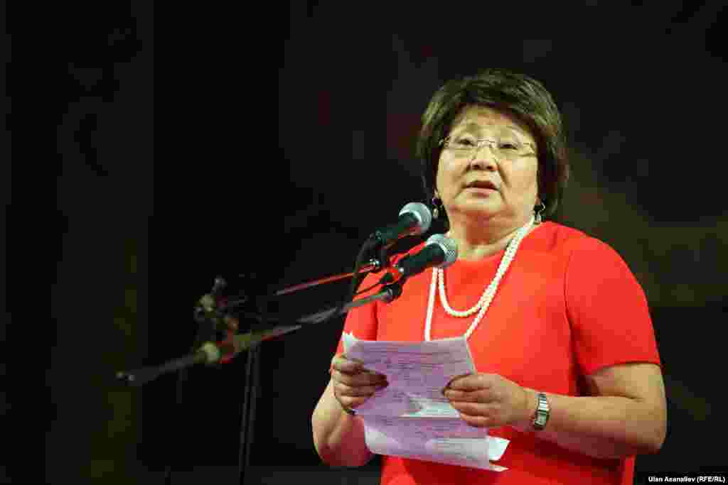 Экс-президент Роза Отунбаева куттук сөзүн айтууда.