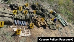 Karikatorët dhe pajisjet e tjera ushtarake që Policia e Kosovës tha se gjeti në veri të vendit. 