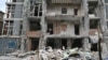 Stanar stambene zgrade u Kijevu čisti ruševine nakon napada ruskog drona 25. maja 2025.