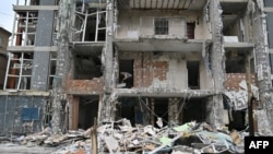 Stanar stambene zgrade u Kijevu čisti ruševine nakon napada ruskog drona 25. maja 2025.