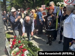 „კიკვიძის პარკში” მისული ხალხი მელიტონ ქანთარიას მონუმენტს ყვავილებით ამკობდა.