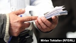 Ишкерлер мамлекеттин ыгы жок текшерүүсүнө нааразы болуп келишет. "Дордой" базарында тартылган сүрөт. 2013-жыл. 