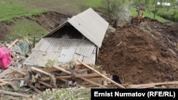Дом в селе Аюу-Сай, пострадавший от оползня.