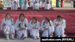 Mekdep okuwçylary Täze Ýyl çäresine gatnaşýarlar.