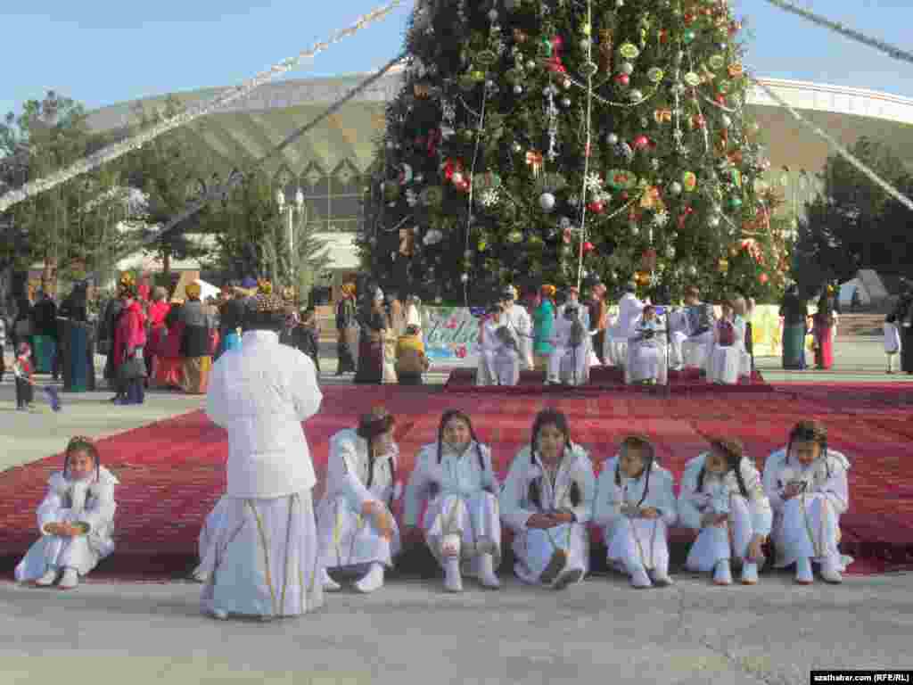 Gyşky dynç alyş döwri hem çagalar döwlet tarapyndan gurnalýan Arçalara äkidilýärler.