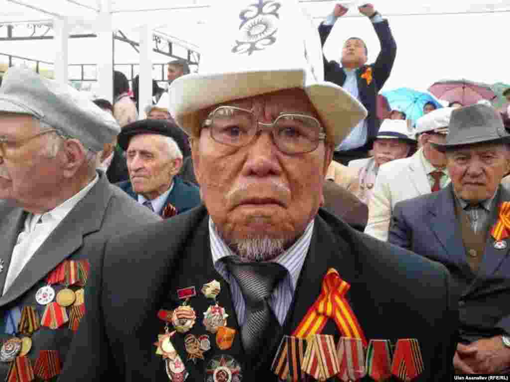 В мероприятии приняли участие президент Алмазбек Атамбаев, премьер-министр Сооронбай Жээнбеков, спикер Чыныбай Турсунбеков, мэр Бишкека Албек Ибраимов, ветераны войны, представители общественности. После официальной части мероприятия ветеранов и участников митинга пригласили отведать солдатской каши из полевой военной кухни, которую развернули на площади.&nbsp;