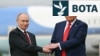 Presidenti i SHBA-së, Donald Trump (djathtas), përshëndet presidentin rus, Vladimir Putin, në pistën e bazës ajrore Elmendorf-Richardson në Anchorage të Alaskës, më 15 gusht.