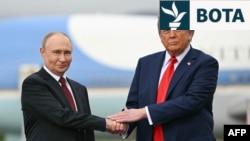Presidenti i SHBA-së, Donald Trump (djathtas), përshëndet presidentin rus, Vladimir Putin, në pistën e bazës ajrore Elmendorf-Richardson në Anchorage të Alaskës, më 15 gusht.
