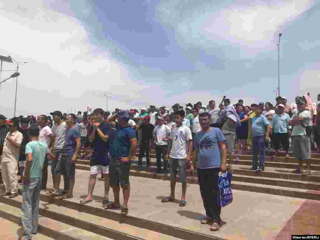 Арыс тұрғындары Түркістан не Шымкенттен үй беруді сұрайды.&nbsp;Наразылар өз баспанасы "тұруға жарамай қалғанын", Арысқа қайтпайтынын айтады.