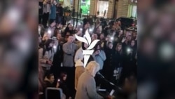 Börtönbe zárták a Kreml-ellenes utcai koncertet adó orosz énekesnőt