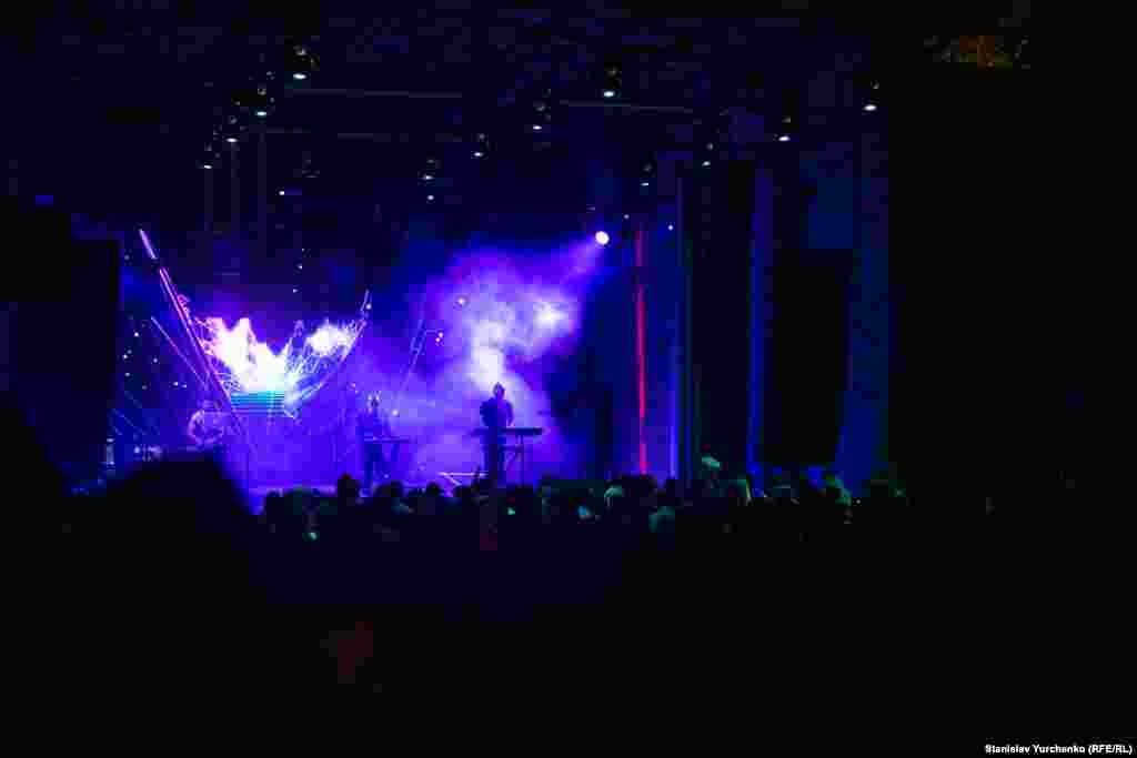 Тількі танці? Більше дюжини інсталяцій та безліч арт-об'єктів &ndash; по всьому &laquo;Київметробуду&raquo;. Останній теж можна вважати арт-об'єктом. Це виглядає незвичним місцем для музичного фестивалю, проте для рейвів притаманні забуті забудови, старі заводи та фабричні приміщення.