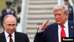 რუსეთის პრეზიდენტი, ვლადიმირ პუტინი (მარცხნივ) და აშშ-ის პრეზდიენტი, დონალდ ტრამპი, ალასკა, აშშ, 2025 წლის 15 აგვისტო 