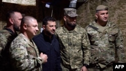 Președintele Volodimir Zelenski, în vizită la trupele ucrainene din regiunea Donețk. 18 septembrie 2025.