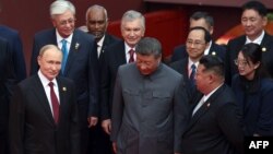 ჩინეთის მეთაური სი ძინპინი(ცენტრში) რუსეთის პრეზიდენტ ვლადიმირ პუტინსა და ჩრდილოეთ კორეის ლიდერ კიმ ჩენ ინთან ერთად პეკინში, სამხედრო აღლუმის დაწყებამდე. 2025 წლის 3 სექტემბერი