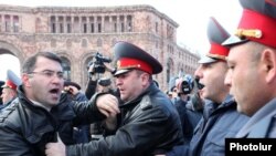Депутат от фракции «Наследие» Армен Мартиросян спорит с сотрудниками полиции, Ереван, 3 марта, 2011 г.