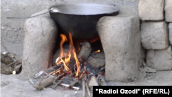 Дефицит электроэнергии толкает таджикистанцев искать архаичные способы приготовления еды.  