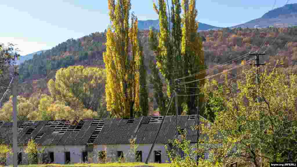Продолжает разрушаться здание бывшей сельской школы, в котором еще раньше располагалось медресе &ndash; высшее духовное училище