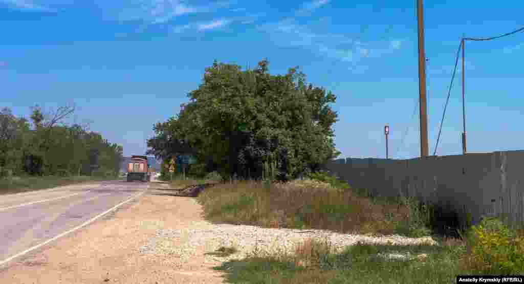 ...і автодорогою &laquo;Бахчисарай&nbsp;&ndash; Ялта&raquo;, що з'єднується зі споруджуваною трасою &laquo;Таврида&raquo;