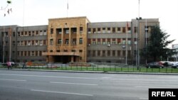 Законодавно-правната комисија го изгласа автентичното толкување на Законот за амнестија со кое се дозволува амнестија за спорните Хашки случаи. 