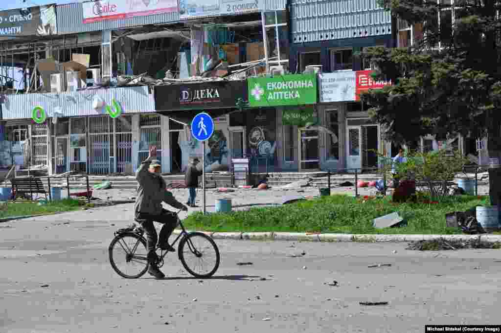 Впрочем, некоторые до сих пор сохраняют оптимизм и стойкость духа. И не собираются уезжать из родного города