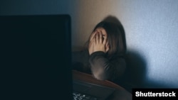 Илустрација- Жртва на сајбер булинг