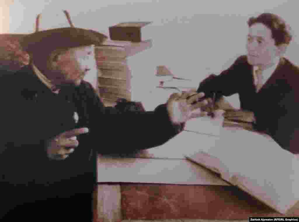 Каралаевдин Илимдер академиясында "Манас" эпосун жаздырып жаткан учуру.