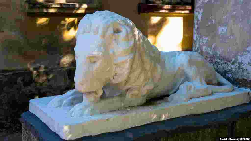 Мармуровий лев на порозі історичного маєтку, де нині облаштовано п'ять житлових квартир