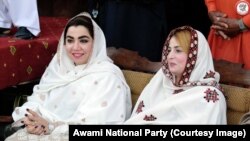 ثمر هارون بلور (له کیڼ لوري لومړۍ) په صوابۍ کې د عوامي نیشنل ګوند یوې غونډې پر مهال - د ۲۰۲۱ز کال د مارچ ۲۴مې انځور.