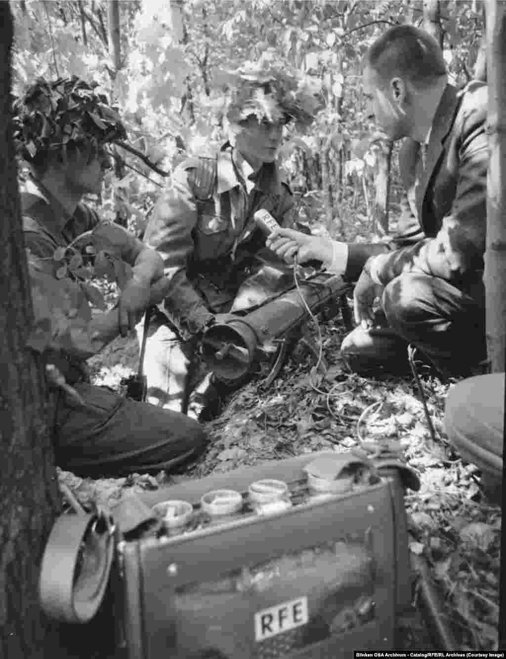 Азат Еуропа радиосының Берлиндегі тілшісі Том Бодин Батыс Берлиндегі Грюневальд орманында өтіп жатқан ағылшын-американ әскери жаттығуы кезінде АҚШ сарбазынан сұхбат алып тұр. 1964 жыл.Радио репрессияшыл режимдерде тұратын халыққа жетуде тиімді құрал саналды. Өйткені ол артында ешқандай із қалдырмайтын. Тыңдаушылар радио хабарын қосып қойып, қажет кезде толқынды оңай ауыстыра салатын.