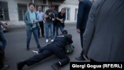 Полиция арестовывает напавшего на участника ЛГБТ-акции, 17 мая 2018 года, Тбилиси