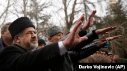 Refat Çubarov Qırım parlamentiniñ ögünde narazılıq aktsiyası vaqtında. Aqmescit, 2014 senesi