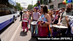 În haine colorate și cu tobe, participanții la Marșul Pride au fost nevoiți să mărșăluiască cu troleibuzele alături, deoarece autoritățile locale au interzis manifestația și, respectiv, nu au deviat traseul transportului public.