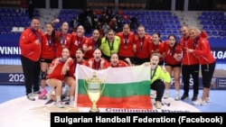 Девойките от националния отбор на България по хандбал до 17 години триумфират с титлата в Прищина, 30 ноември 2025 г.