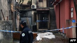 Një polic pranë vendit të të shtënave që lanë të vrarë 13 persona në Cetinje të Malit të Zi më 2 janar 2025. 