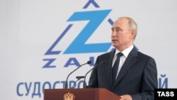 Rusiye prezidenti Vladimir Putin Keriçteki «Zaliv» gemi yapıcılığı zavodında, 2020 senesi iyülniñ 20-si