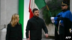 Prim-ministrul Italiei, Giorgia Meloni, îl întâmpină pe liderul de la Kiev, Volodimir Zelenski, la Palazzo Chigi, Roma, 9 decembrie 2025.