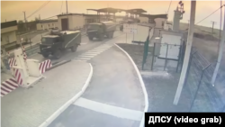 Российская военная техника заходит из Крыма на материковую часть Украины 24 февраля 20220 года через КПВВ "Чонгар" на админгранице с Херсонской областью