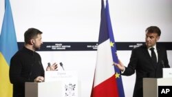 Украинскиот претседател Володомир Зеленски и францускиот претседател Емануел Макрон