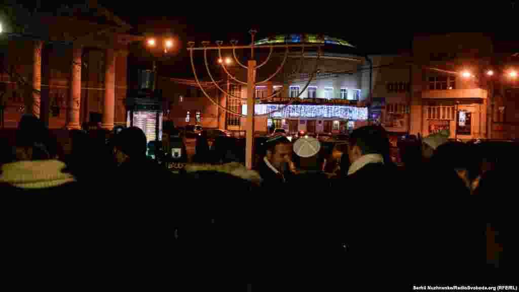 Ханукальна Менора була встановлена на Контрактовій площі, біля пам'ятника Григорію Сковороді