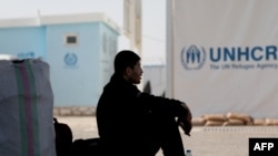 مهاجر افغان اخراج شده از ایران در نزدیک یکی از مراکز عودت کننده ها در اسلام قلعه 