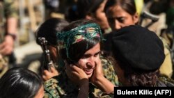 Сирия демократиялык күчтөрү Ракканын борбордук аянтында жеңишти майрамдап жатышат. 19-октябрь, 2017-жыл.