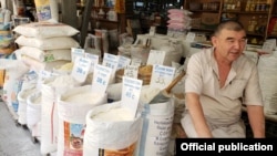 Назарбек Ибраимов чекене баадагы ундарынын астында. Бишкектин "Ош" базары.