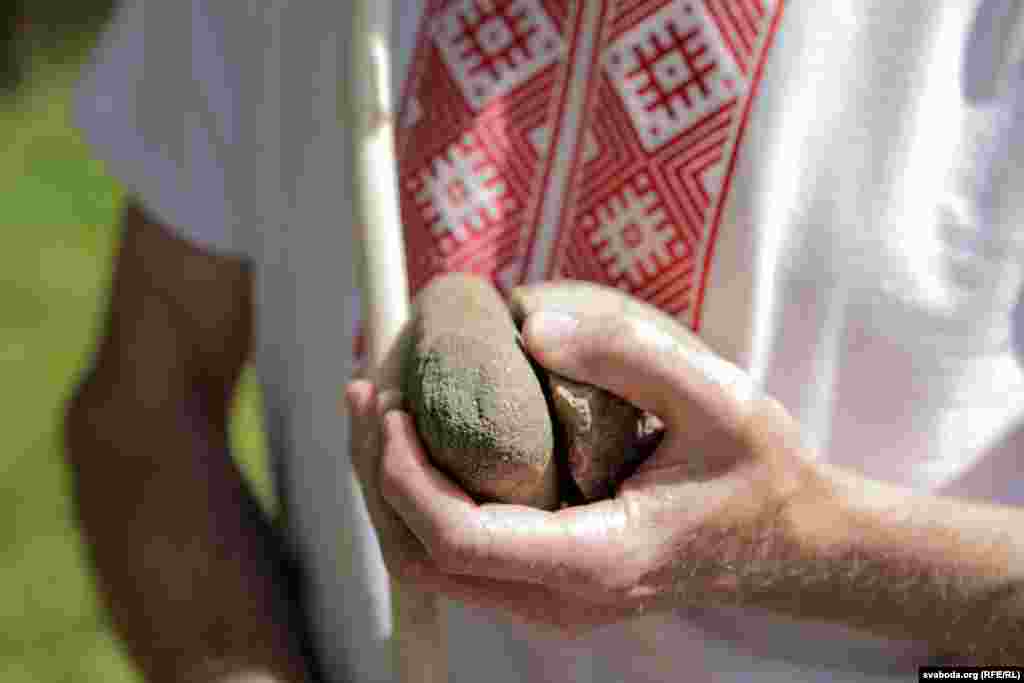 Шмат хто прынёс каменьні для ініцыятывы "Брукаванка памяці"