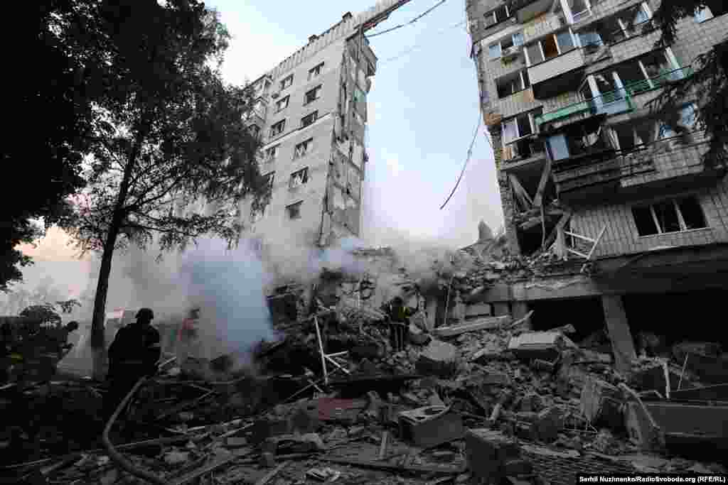 Киевдин Соломен районуна тийген ракетадан бир үйдүн подъезди толук кыйрады. 